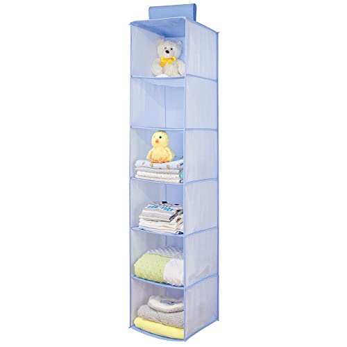 mDesign Organizador de Ropa de Fibra sintética – Repisa Colgante con 6 estantes de Tela para el Cuarto de los niños – Colgador de Armario para Guardar Mantas, pañales y Ropa Infantil – Azul